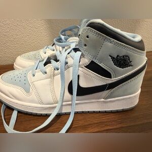 Air Jordan 1 Mid – Big Kids 6.5 – GUC